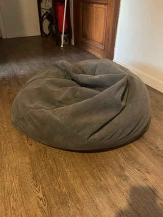 Pouf grigio in velluto comodo