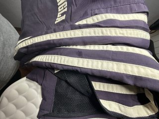 Pantalón de chándal morado y blanco