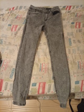 Pantalón vaquero gris desgastado