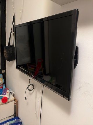 Televisor LG Negro con soporte pared y Chromecast
