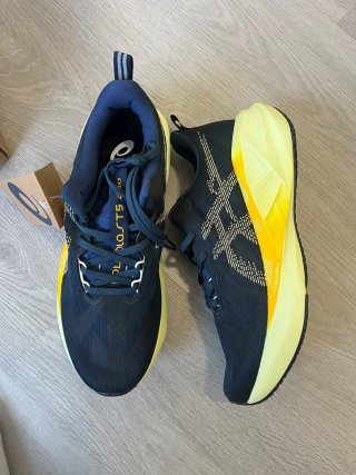 Asics Novablast 5 Azules y Amarillas