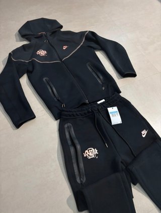 Conjunto Nike Tech x Syna World Negro