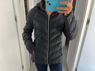 Chaqueta acolchada negra con capucha