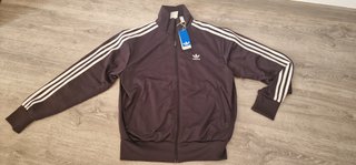 Chaqueta adidas negra con etiquetas