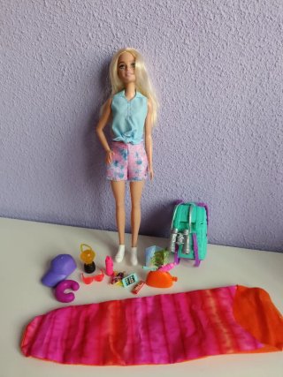 Muñeca Barbie con accesorios de camping