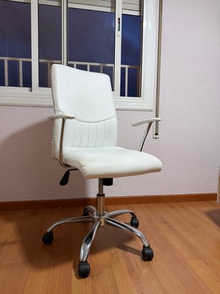 Silla de oficina blanca