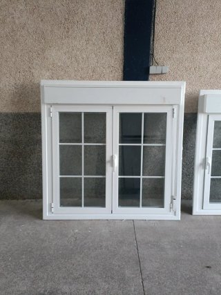 Ventana abatible 1.38*1.38, con persiana