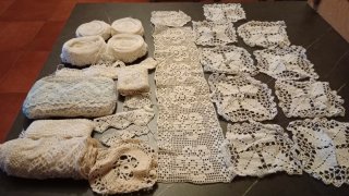 Set di tappeti e pizzi all'uncinetto