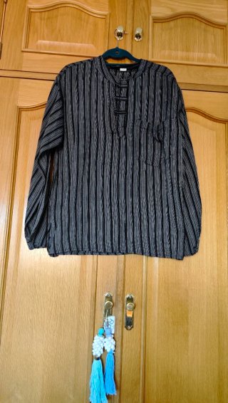 Camisa de rayas negra y blanca