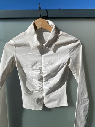 Blusa blanca corta con cremallera