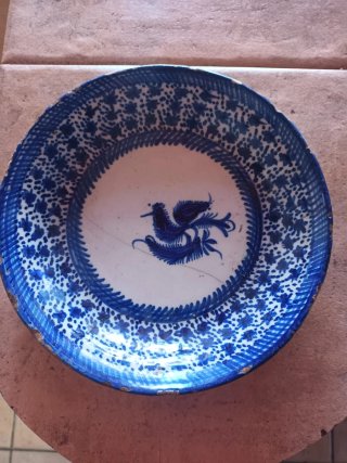 Plato antiguo de cerámica azul y blanca