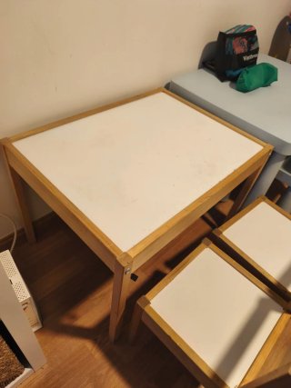 Mesa de luz infantil madera y blanco, con2 sillas