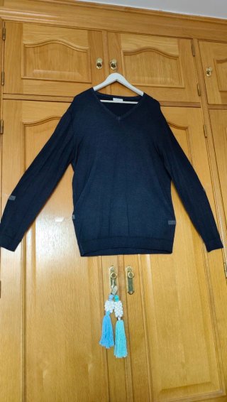 Jersey de punto azul con cuello en V