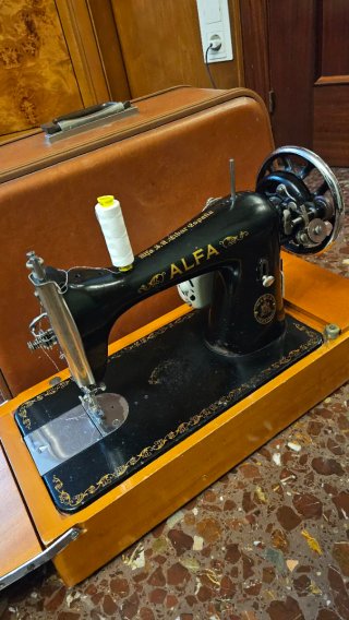 Máquina de coser antigua ALFA