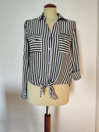 Camicia a righe con nodo
