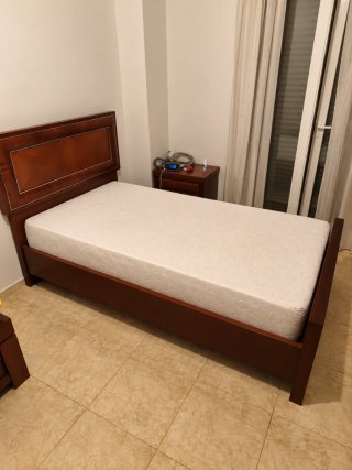 Cama de madera estilo clásico