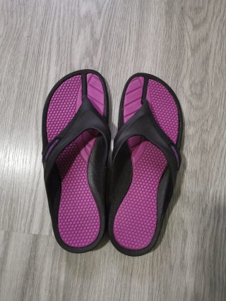 Chanclas Boomerang Negras y Moradas