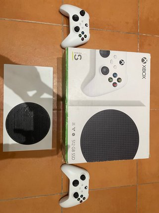 Xbox Series S con 3 mandos
