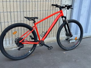 Bicicleta de montaña roja