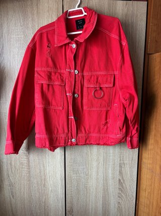 Chaqueta vaquera roja Bershka