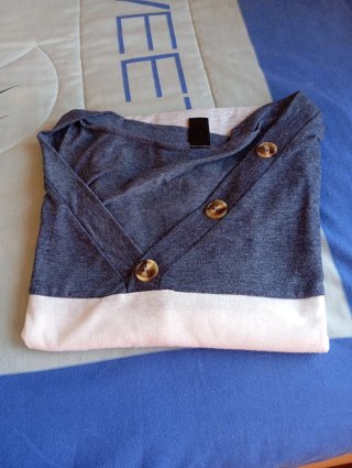 Cazadora Negra. Camiseta bicolor gris y blanca.