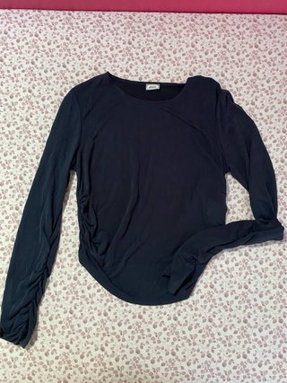 Camiseta negra fruncida mangas largas