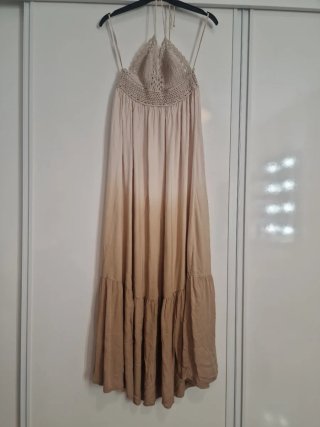 Vestido largo beige con detalle de crochet