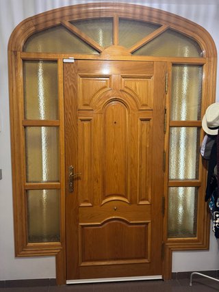 Puerta de Entrada de Madera Maciza