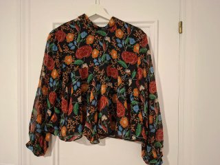 Blusa floral negra manga larga