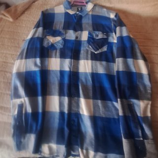 Camisa de cuadros azul y blanco