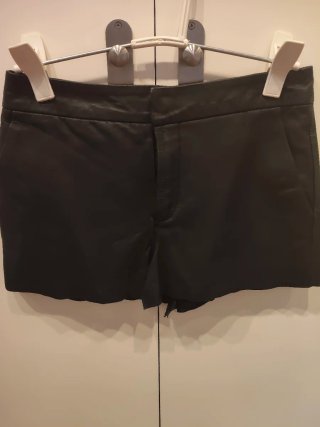 Falda pantalón corta de cuero negra