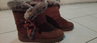 Botas tipo UGC ante con lazos y pelo talla 40