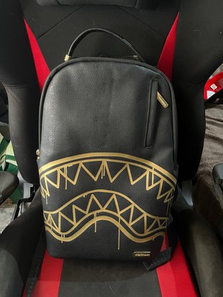 Mochila Sprayground Negra y Dorada
