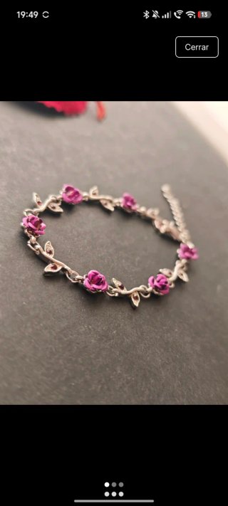 Pulsera plateada con flores