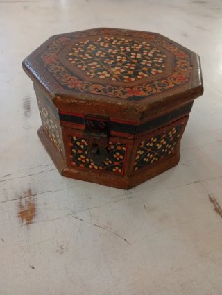 Caja antigua del Nepal de madera pintada a mano.