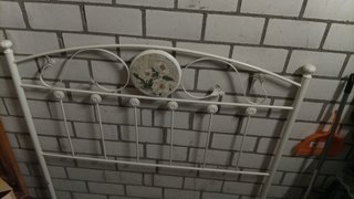 Cabecero de cama blanco con flores