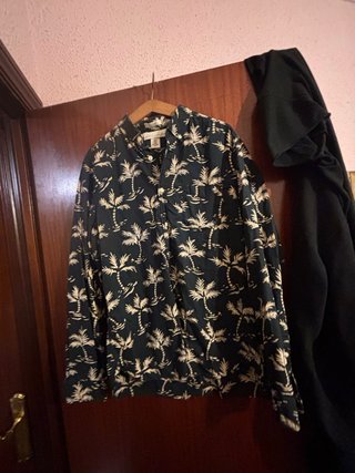 Camisa H&M palmeras negra y blanca Talla M