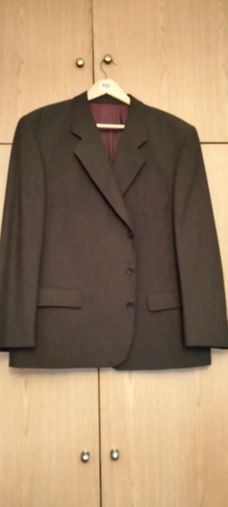 Traje de hombre marrón de tres piezas