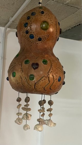 Lámpara artesanal de calabaza.