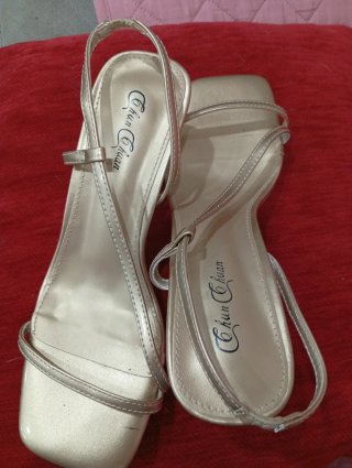 Sandalias Chun Chuan doradas