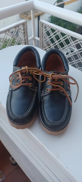 Mocasines Escolares azul marino y marrón.