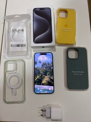 iPhone 15 Pro Max con accesorios