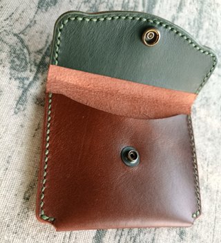Monedero de cuero marrón y verde