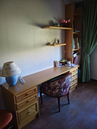 Escritorio de madera con cajoneras