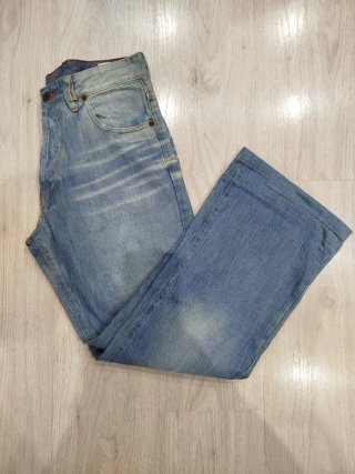 Pantalón vaquero desgastado