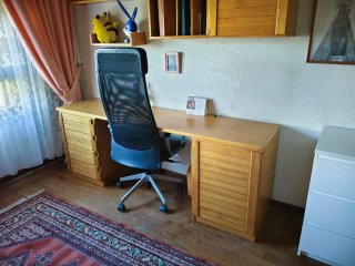 Escritorio de madera con cajoneras