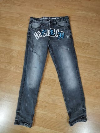 Pantalones vaqueros grises con rotos