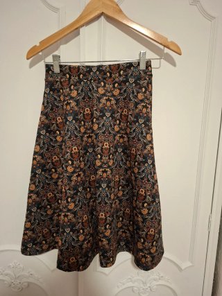 Falda midi estampada flores tejido elástico