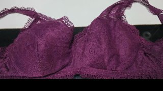 Sujetador de encaje morado