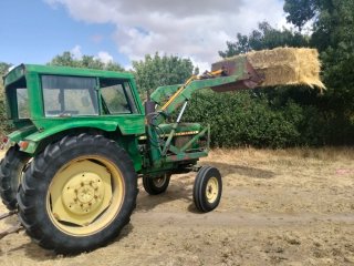 Tractor John Deere con pala